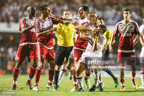Andres D'Alessandro of River Plate scuffles with Jonathan Calleri Sao Paulo during a match between Sao Paulo and River Plate as part of Copa...