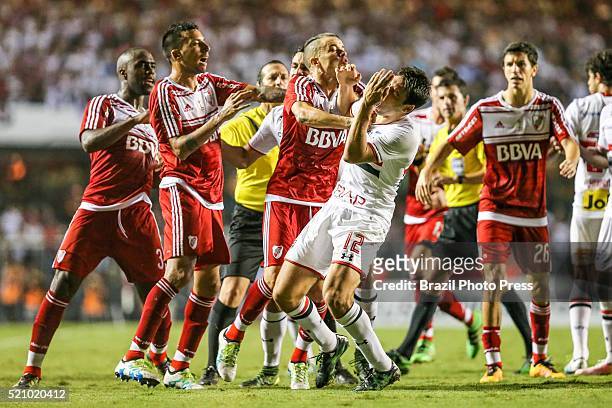 Andres D'Alessandro of River Plate scuffles with Jonathan Calleri Sao Paulo during a match between Sao Paulo and River Plate as part of Copa...