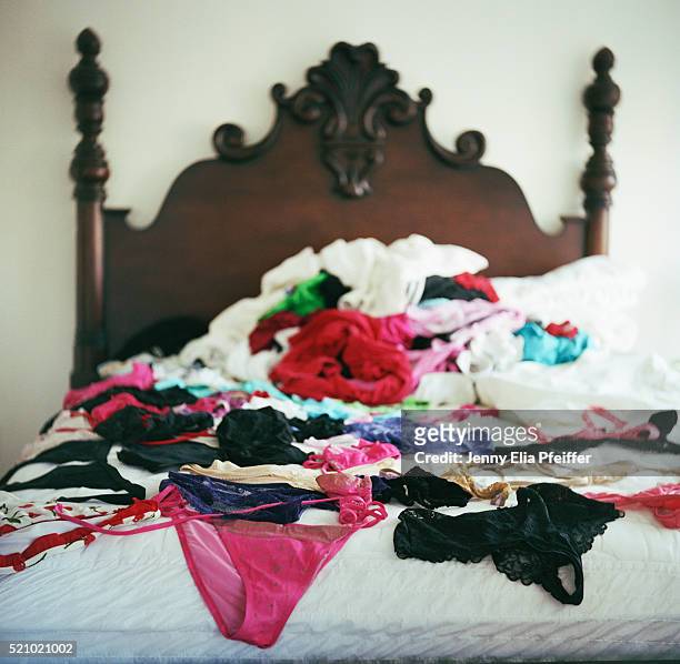 lingerie on bed - vestido decorado fotografías e imágenes de stock