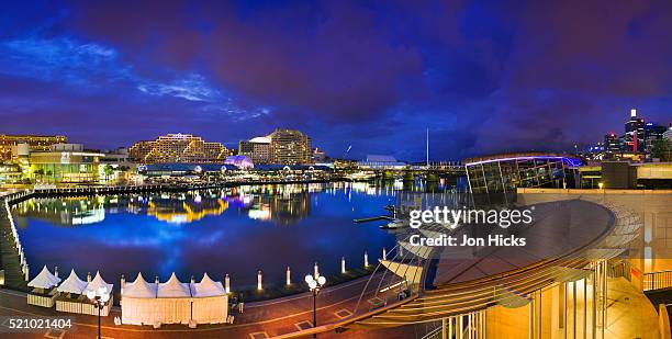 darling harbour in sydney at dusk - darling harbor photos et images de collection