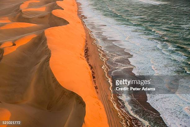 sand dunes in namib desert along the coast of namibia - namib stock-fotos und bilder