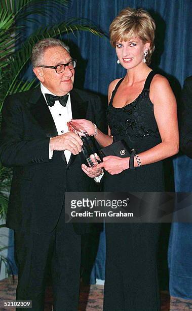Pss Diana In New York To Receive Her Award As Humanitarian Of The Year From Henry Kissinger At A United Cerebral Palsy Dinner. Wearing A Black...