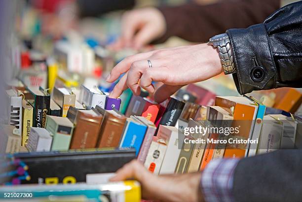 bookstall on paseo del prado - librairie photos et images de collection