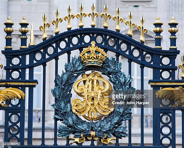 the queens coat of arms, buckingham palace gates, london, u.k. - buckingham palace gates stock pictures, royalty-free photos & images