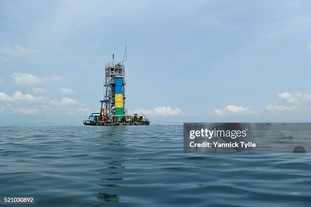 methane offshore on lake kivu, rwanda - lago kivu fotografías e imágenes de stock