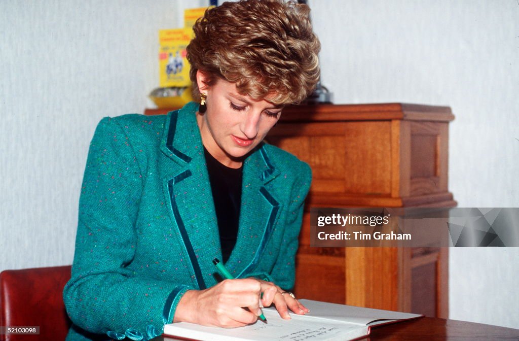 Diana Signing