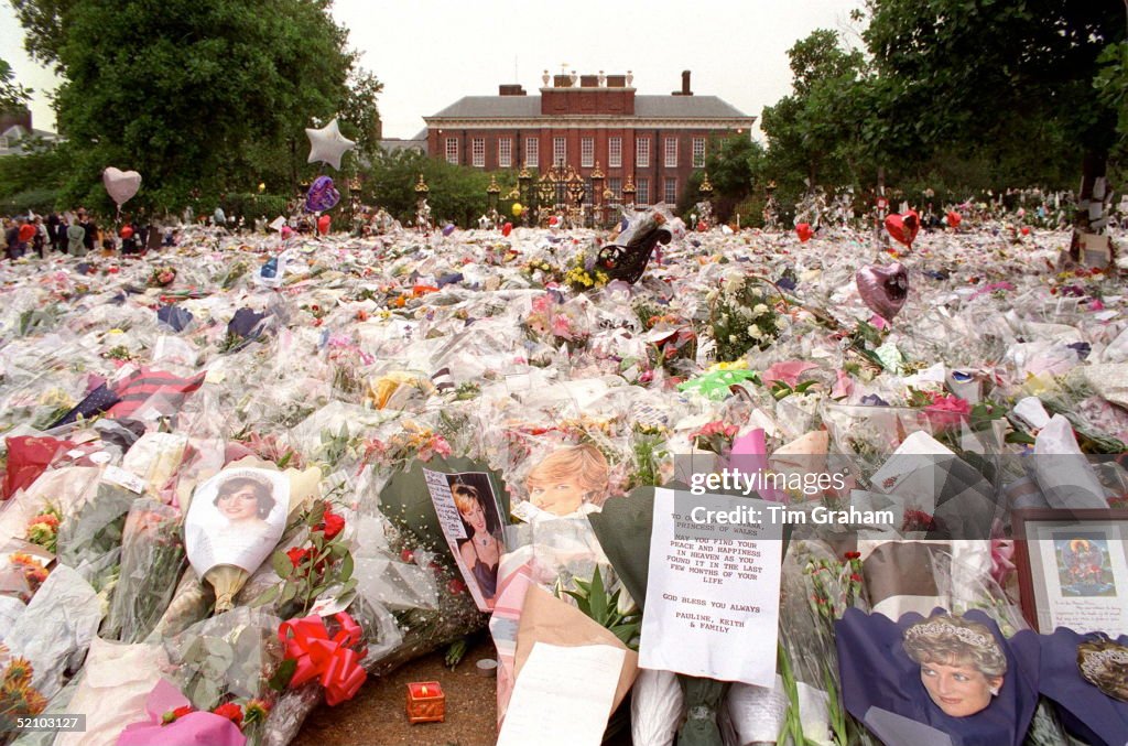 Diana Tributes Kensington Palace