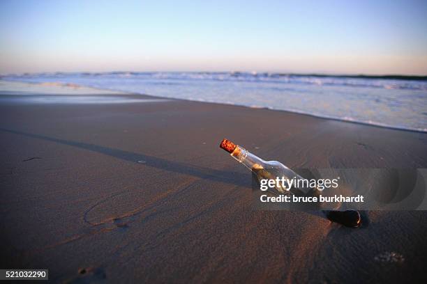 message in a bottle washed ashore - message in a bottle stock pictures, royalty-free photos & images