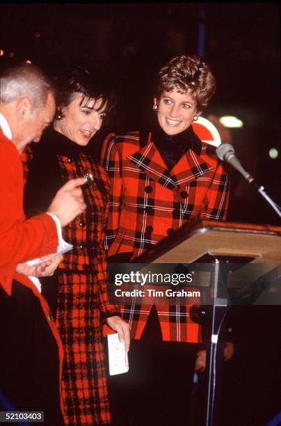 Princess Diana With Rosa Monckton Turning On The Bond Street Christmas Lights In London. Both Diana And Her Friend Are Wearing Red Tartan Outfits....