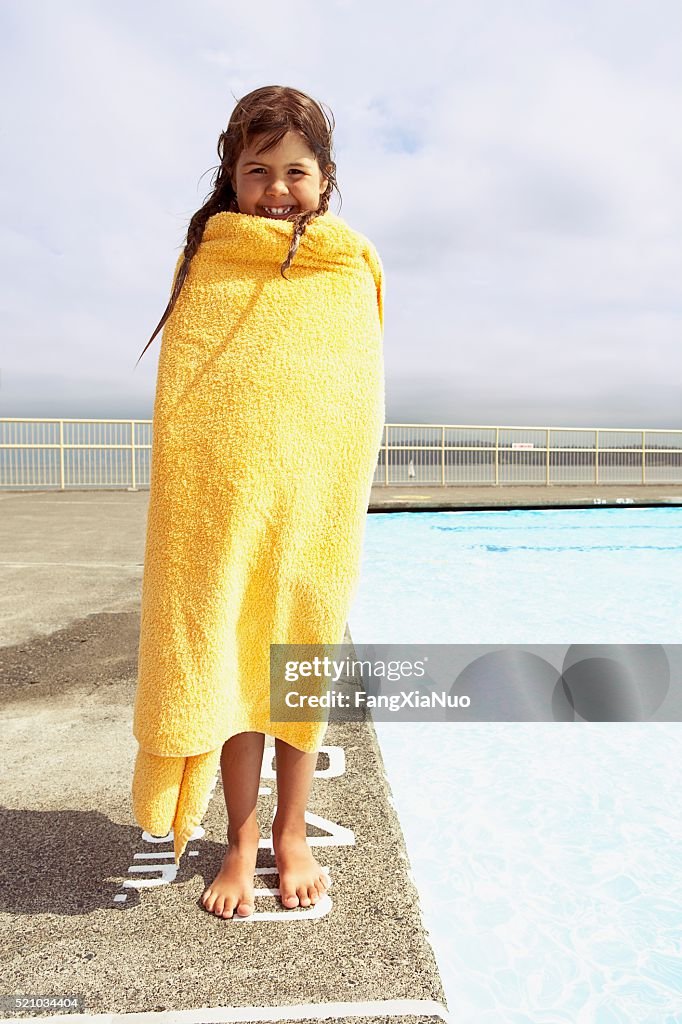 Chica envuelta en una toalla de playa