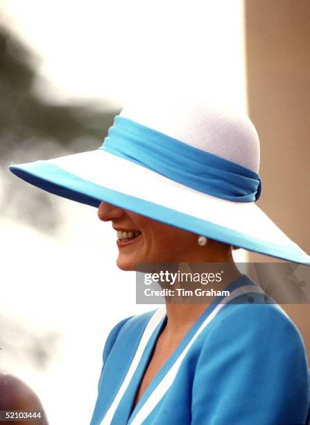 Princess Diana Visiting The Indian President In The Moghul Gardens At His Palace.