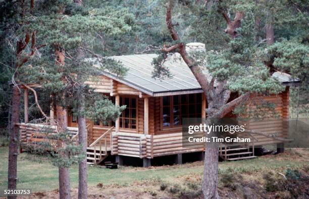 Queen Mother Fishing Lodge On The River Dee, Balmoral Circa 1990s - Gift Given To Her By Her Family.