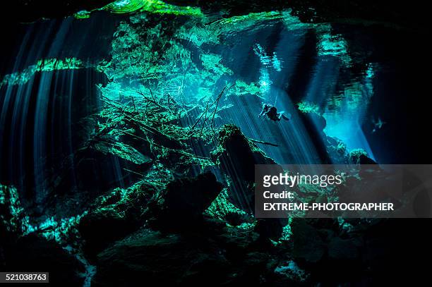 erstaunliche unterwasserwelt orte - spelunking stock-fotos und bilder