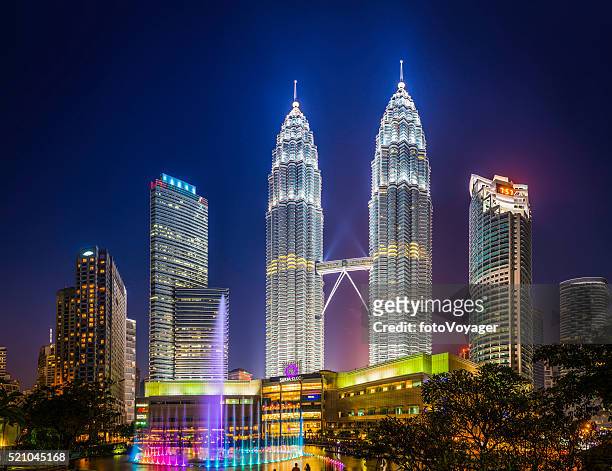 kuala lumpur neon nacht petronas türme klcc park beleuchtet malaysien - petronas towers stock-fotos und bilder