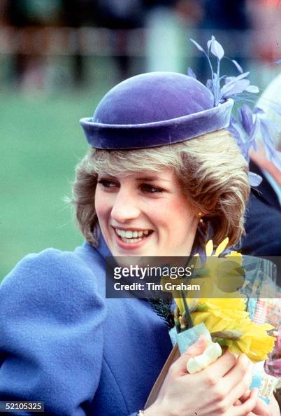 Princess Diana Holding A Bunch Of Daffodils Circa 1980s News Photo ...