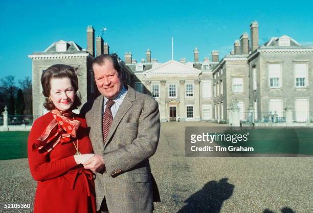 Earl Spencer And His Wife Raine In Front Of Their Home Althorp House At The Time Of The Romance Between Lady Diana Spencer And The Prince Of Wales. .