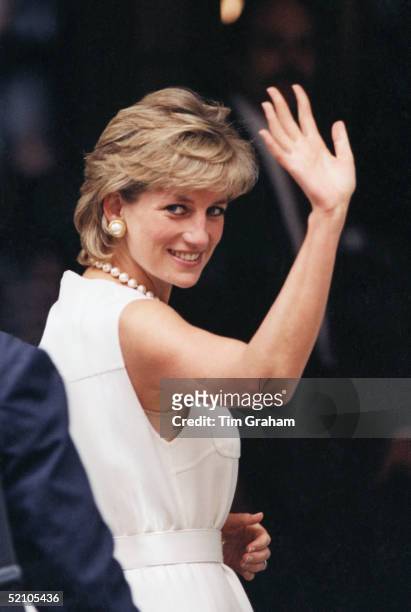 On The Last Day Of Her Visit To Chicago Princess Diana Waves To Enthusiastic Crowd.