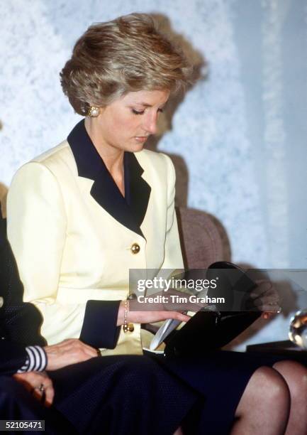 Princess Diana At The Inn On The Park Hotel In London Putting Notes Into Her Handbag After A Speech On Behalf Of The Charity Relate Which Offers...