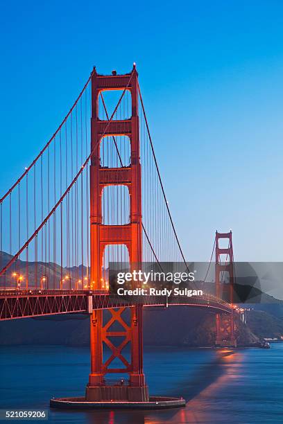 golden gate bridge at twilight - baía de são francisco imagens e fotografias de stock