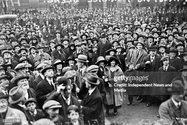 Crowds waiting for the outcome of the Treaty Ratification meeting, Earlsforth Terrace , Circa 1922 .