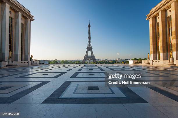 eiffel tower from trocadero in paris, france - torre eiffel imagens e fotografias de stock