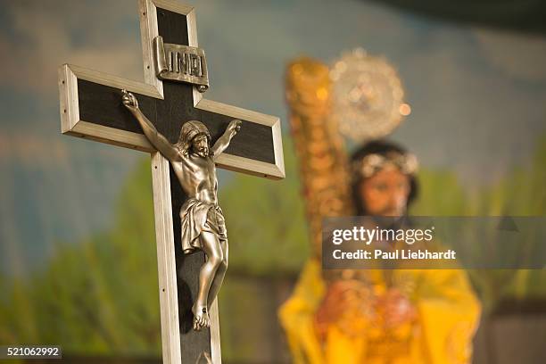 christ on the cross - totonicapan foto e immagini stock