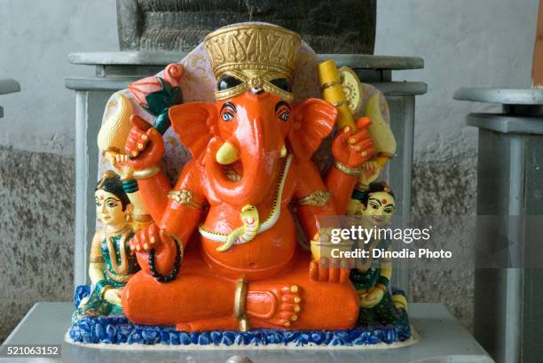 statue of lord ganesh with ridhi sidhi at saralgaon, murbad, raigad, maharashtra, india - hindu segenszeichen stock-fotos und bilder