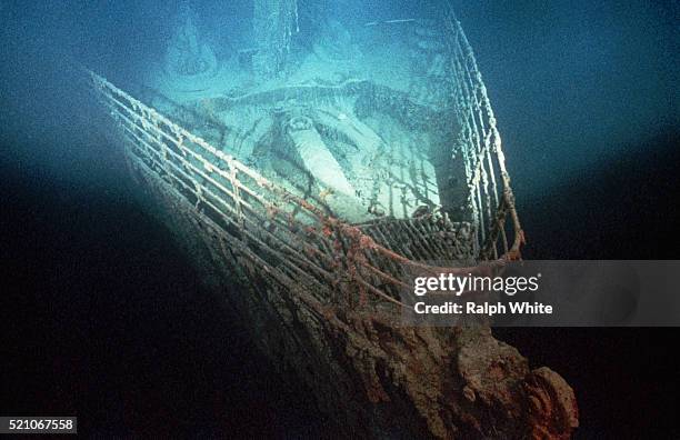 bow of shipwrecked titanic - ship's bow stock pictures, royalty-free photos & images