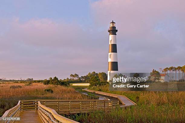 bodie island lighthouse on outer banks - north carolina lighthouse stockfoto's en -beelden