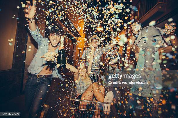 fiesta adolescentes es inútil en la calle - disfraces fotografías e imágenes de stock