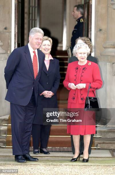 The Queen Meeting President Bill Clinton With His Wife Hillary And Daughter Chelsea At Buckingham Palace.