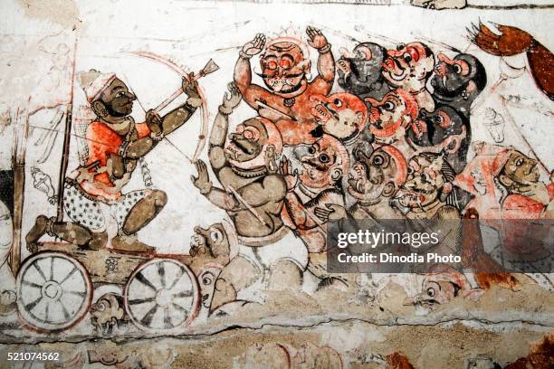murals depicting ramayana and mahabharat on ceiling in chennakeshavaraya temple, adiyamankottai near dharmapuri - mahabharat stockfoto's en -beelden
