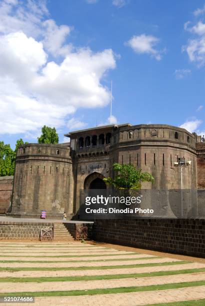 delhi darwaja with massive bastions at shanwarwada shaniwarwada, pune, maharashtra, india - poona stockfoto's en -beelden