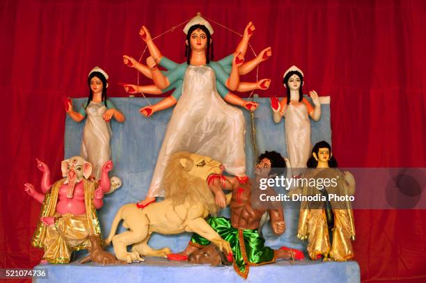 goddess durga killing demon mahishasura with goddesses laxmi saraswati and gods ganesh kartik at kolkata, calcutta, india - laxmi ganesh stock-fotos und bilder