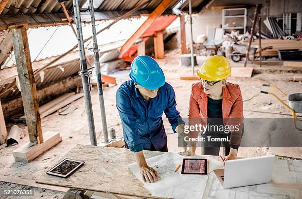 architekten, bauarbeiter mit plänen, tablet pc und laptop - wiederbelebung stock-fotos und bilder