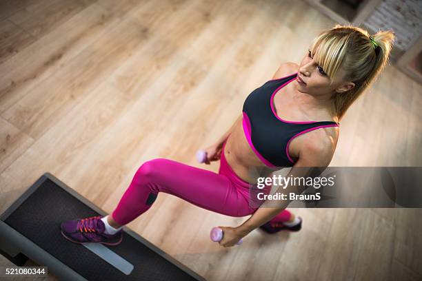 vista de arriba de atlético mujer ejercicio paso de ejercicios aeróbicos. - subir o bajar escalones fotografías e imágenes de stock