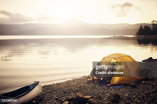 campsite coffee time - camp tent stockfoto's en -beelden