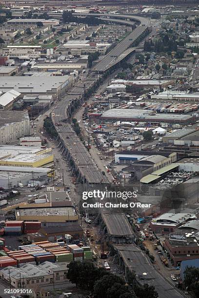 aerial view of freeway damaged by loma prieta earthquake - ロマプリータ地震 ストックフォトと画像