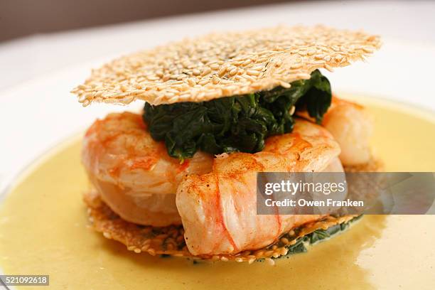 sesame wafers with langoustines and spinach - place des vosges stockfoto's en -beelden