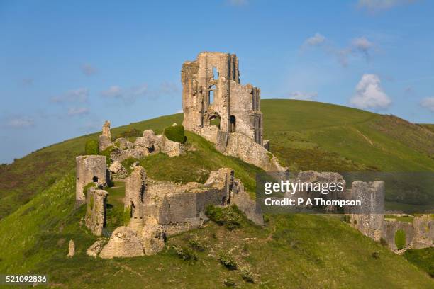 ruins of corfe castle on the isle of purbeck - dorset fotografías e imágenes de stock