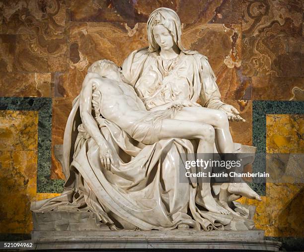 pieta by michelangelo buonarroti - pieta fotografías e imágenes de stock