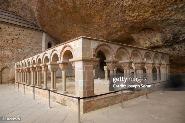 cloister beneath rock - românico imagens e fotografias de stock