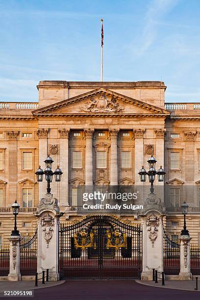 buckingham palace - buckingham palace exterior stock pictures, royalty-free photos & images