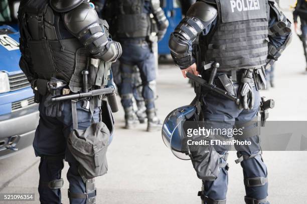 armed swiss police squad - police in riot gear stock-fotos und bilder