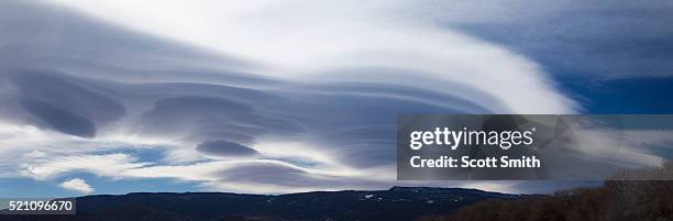 lenticular altostratus clouds - hemisferio del norte fotografías e imágenes de stock