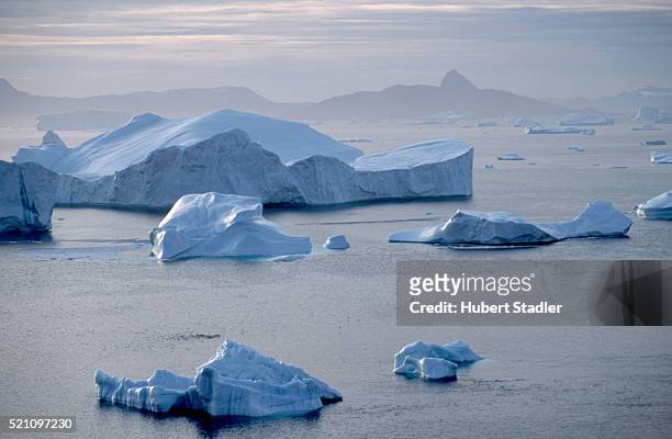 icebergs in umanak fjord - umanak photos et images de collection