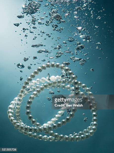 pearl necklaces in water - colares imagens e fotografias de stock