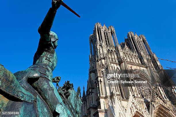 notre-dame de reims and statue of joan of arc - sculpture heros photos et images de collection