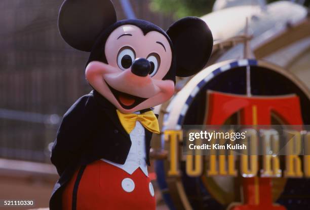 person wearing mickey mouse costume at disneyland theme park - walt disney imagens e fotografias de stock