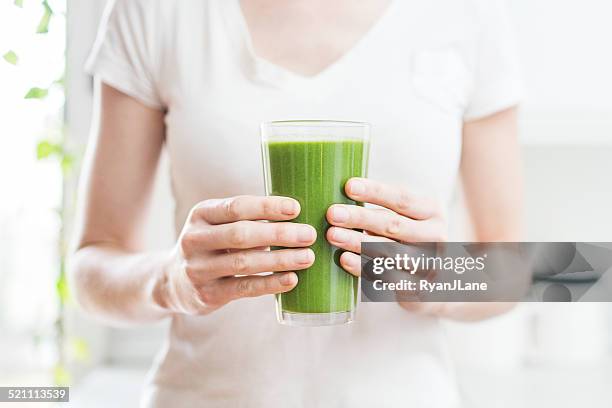 ヘルシーなグリーンのスムージー - blended drink ストックフォトと画像